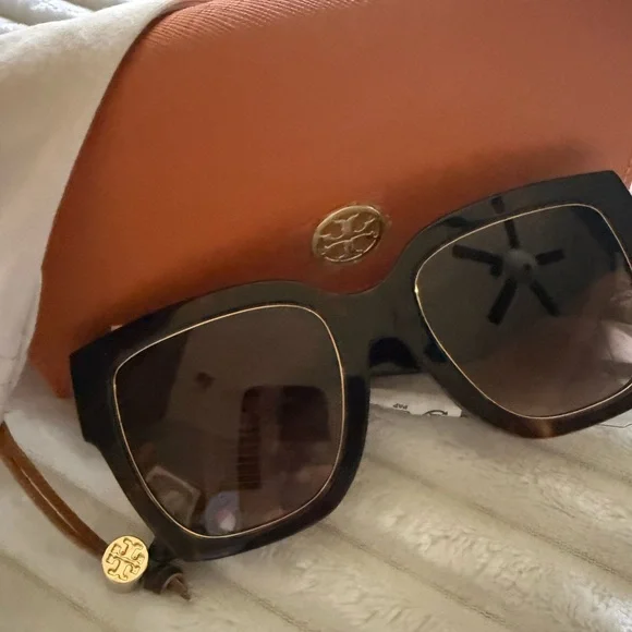 Tory Burch Tortoiseshell Frame with Brown Lenses and Orange Case - Picture 5 of 6
